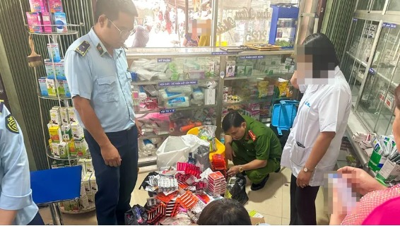 Chi cục Quản lý thị trường tỉnh Sóc Trăng vừa phát hiện một hộ kinh doanh thuốc tân dược bán 5 loại thuốc tân dược đã hết hạn sử dụng - Ảnh: Báo Pháp Luật TP. Hồ Chí Minh,