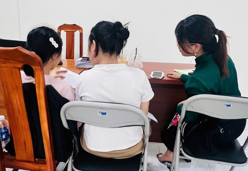 Q.H, Q.L và luật sư tại Cơ quan CSĐT Công an TPHCM - Ảnh: Báo Phụ nữ Việt Nam