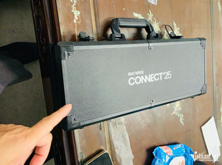 Chiếc hộp màu đen mà hành khách nói đùa chứa bom - Ảnh: VietNamNet