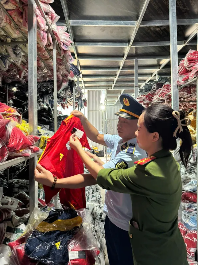  Cơ sở đang kinh doanh số lượng lớn các sản phẩm quần áo thể thao có dấu hiệu giả mạo các nhãn hiệu nổi tiếng. Ảnh: Báo Tiền Phong.