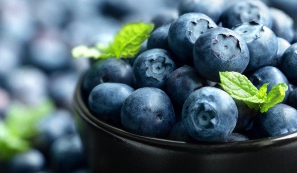  Lutein và zeaxanthin, hai chất chống oxy hóa tự nhiên có trong việt quất, giúp bảo vệ võng mạc và ngăn ngừa thoái hóa điểm vàng do tuổi tác.
