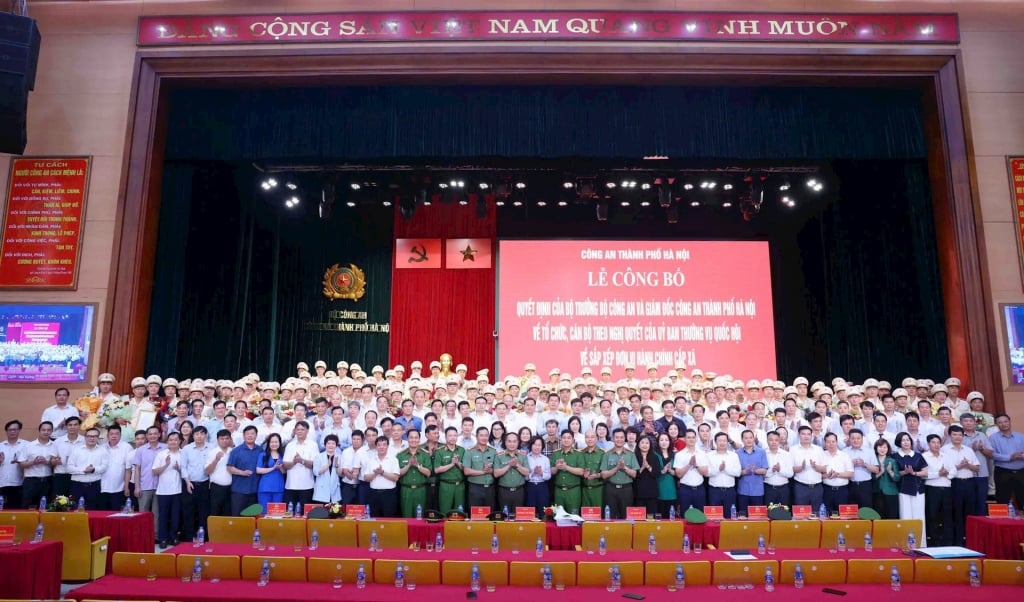  Lãnh đạo Công an thành phố và đại diện lãnh đạo Đảng ủy, HĐND, UBND, Trưởng Công an 126 phường, xã mới. Ảnh: MH