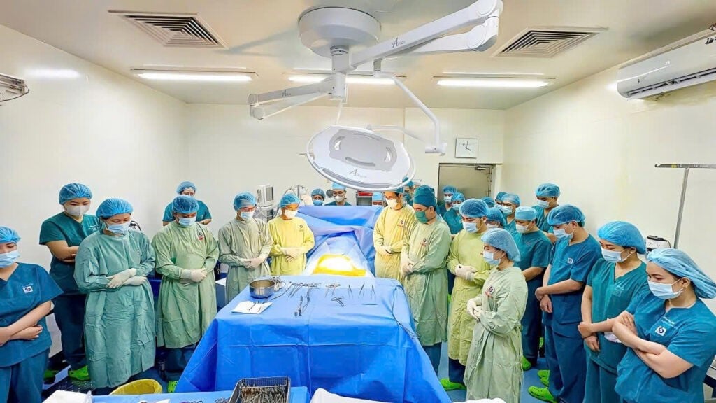 Các y, bác sĩ, điều dưỡng… lặng lẽ cúi đầu tri ân trước người phụ nữ 46 tuổi chết não trước khi tiến hành phẫu thuật lấy tạng xuyên đêm - Ảnh BVCC