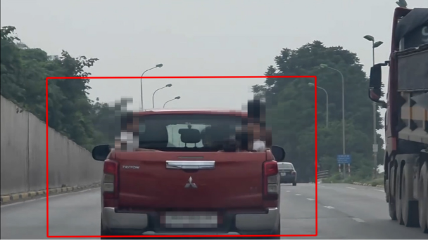 6 trẻ em được cho ngồi trên thùng xe bán tải đang chạy trên cao tốc Đại lộ Thăng Long - Ảnh: Báo Lao Động