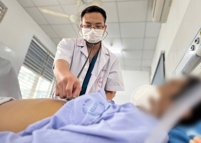  Thăm khám cho bệnh nhân đang điều trị tại bệnh viện - Ảnh BVCC