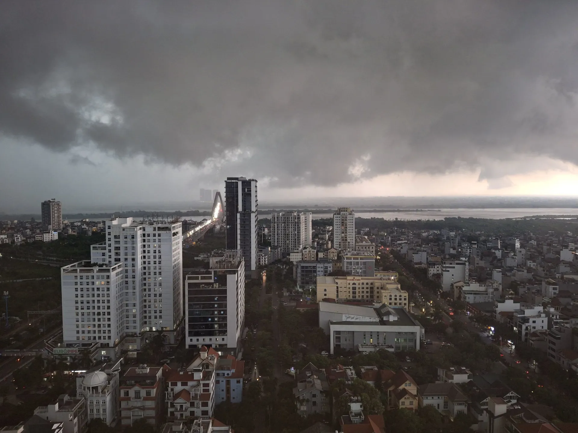  Dự báo thời tiết ngày 1/7/2025: Miền Bắc, Hà Nội mưa to, gió lớn. Ảnh: FB