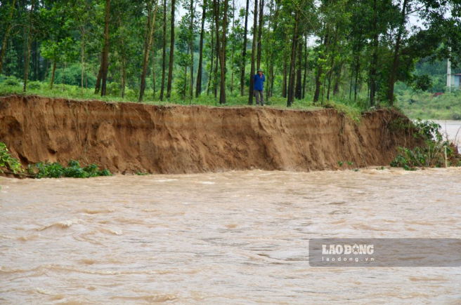  Nước lũ sông Công đoạn qua ngầm tràn nối xã Bá Xuyên (TP Sông Công) đang dâng cao, chảy xiết - Ảnh: Báo Lao Động