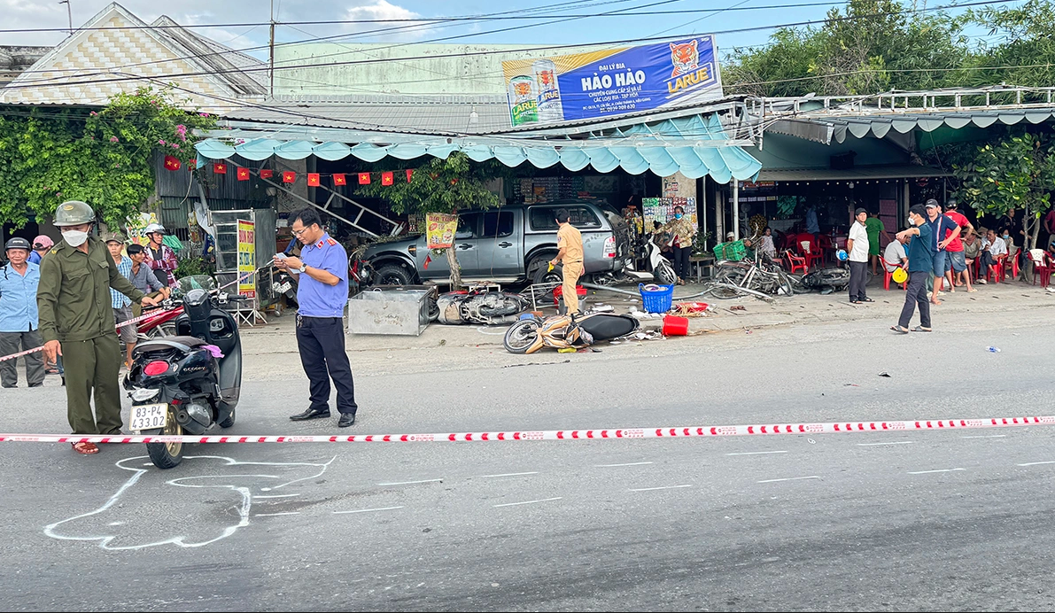  bất ngờ lao vào lề đâm 8 xe máy khiến một người tử vong, một người bị thương - Ảnh: VnExpress