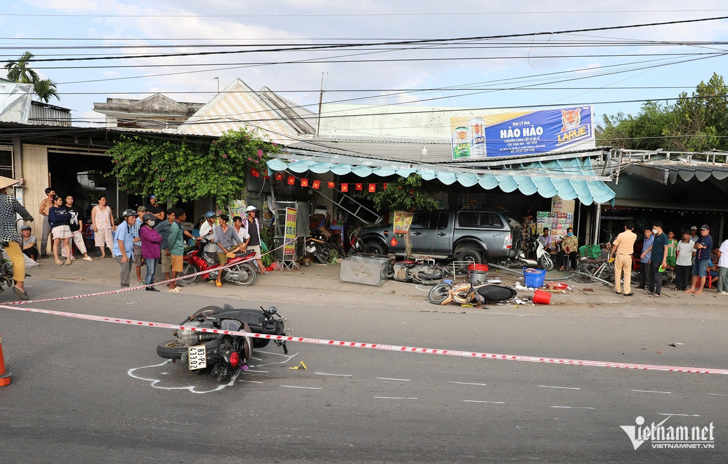  Lực lượng chức năng tiến hành khám nghiệm hiện trường - Ảnh: VietNamNet