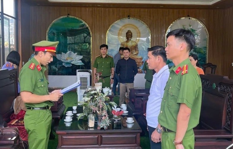 Bị can Lê Anh Tuấn (áo trắng) bị khởi tố và bắt tạm giam. Ảnh: GLO