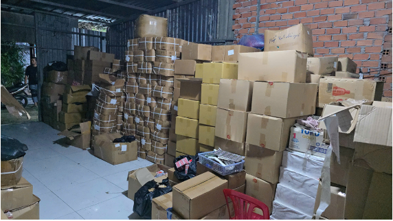  Kho chứa lượng lớn hàng giả là dầu gió các loại - Ảnh: VietNamNet