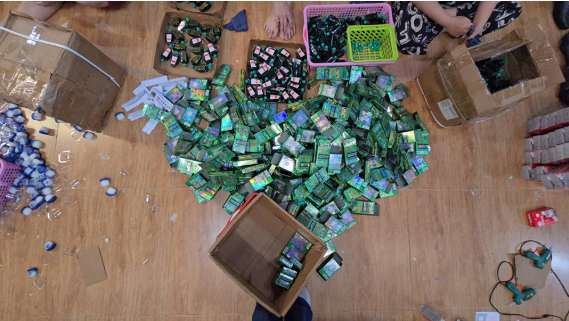 Công an thu giữ gần 70.000 chai dầu con ó giả nhãn hiệu “Eagle Brand Medicated Oil” của Singapore, tương đương giá trị hàng thật là hơn 6 tỷ đồng - Ảnh: VietNamNet