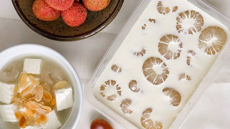  Với cách làm đơn giản, nguyên liệu dễ kiếm mà lại vừa đẹp mắt, vừa giải nhiệt, khúc bạch vải thiều nhanh chóng chinh phục nhiều người, nhất là các bạn trẻ và gia đình