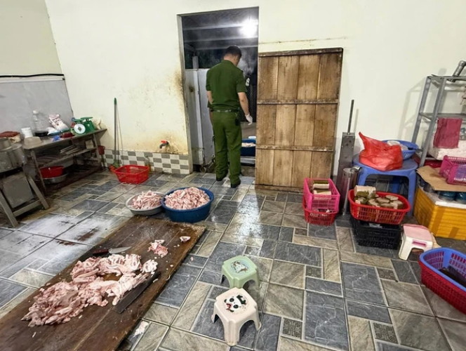  Công an kiểm tra nơi chế biến giò, chả - Ảnh: Báo Sức khỏe và Đời sống