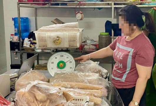  Số giò, chả sử dụng hàn the tại cơ sở sản xuất của bà Ngọc - Ảnh: Báo Dân trí