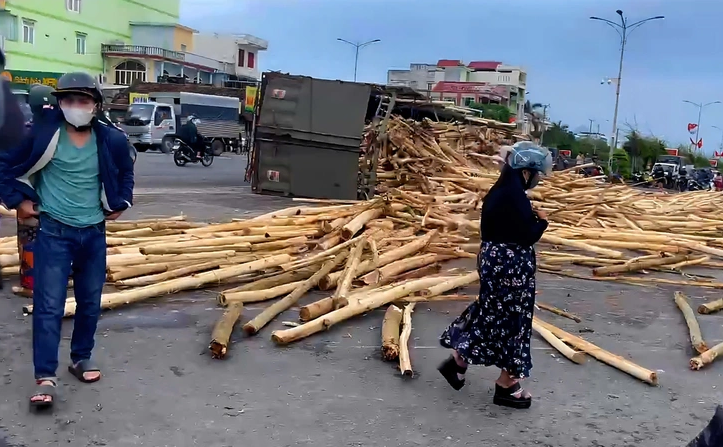  Hiện trường xe tải lật - Ảnh: Báo Tuổi Trẻ