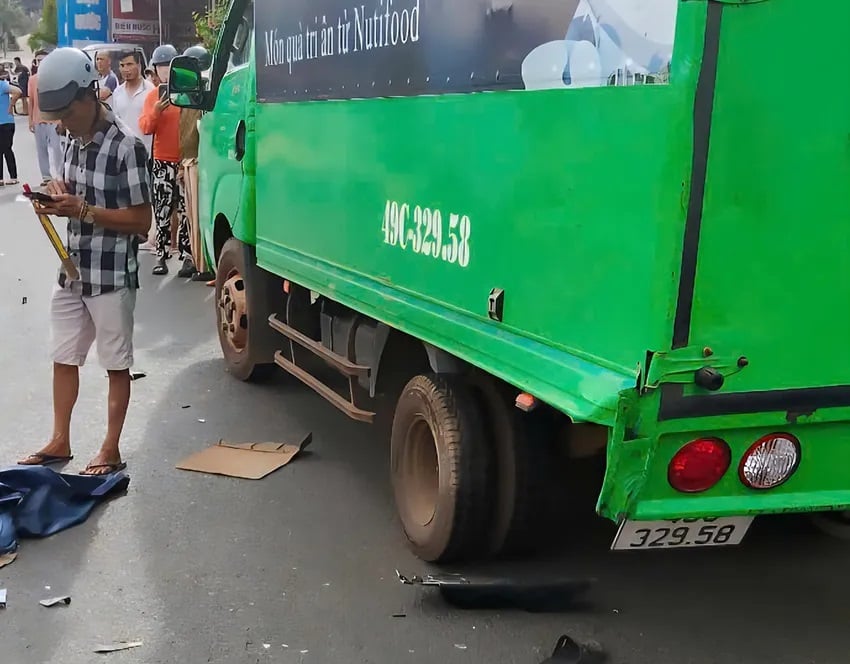  Vụ tai nạn giao thông khiến một người tử vong. Ảnh: Báo Pháp Luật TP.HCM. 