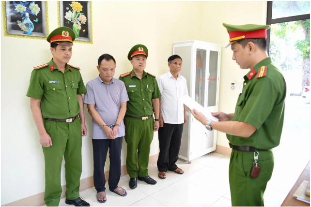  Cơ quan Cảnh sát điều tra Công an tỉnh Phú Thọ thi hành Lệnh bắt bị can để tạm giam đối tượng Đường Văn Thiết - Ảnh: Báo Dân trí