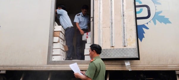 Lực lượng chức năng khám phương tiện vận tải.