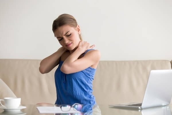 Nếu bị bó cơ vùng cổ – vai, có thể nhẹ nhàng xoay cổ, nghiêng đầu sang hai bên, kết hợp hít thở sâu. Ảnh minh họa