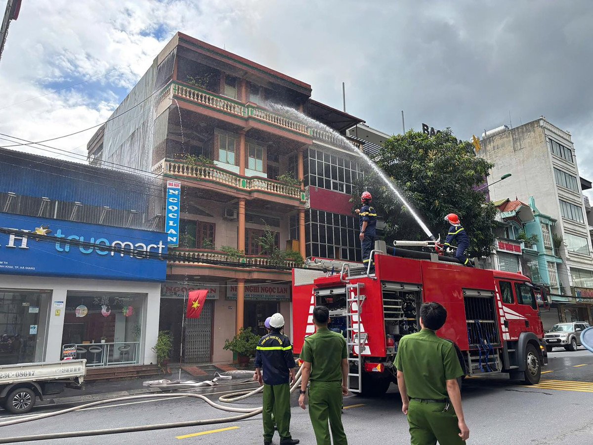 Sau khoảng 40 phút, vụ cháy được khống chế hoàn toàn. Ảnh: CACC