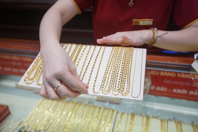 Chôt phiên giao dịch ngày 3/7, giá vàng miếng SJC tại Công ty Vàng bạc đá quý Sài Gòn, DOJI và Bảo Tín Minh Châu đều niêm yết giá mua vào, bán ra ở mức 119,30 – 121,30 triệu đồng/lượng. Ảnh: Khánh Huy