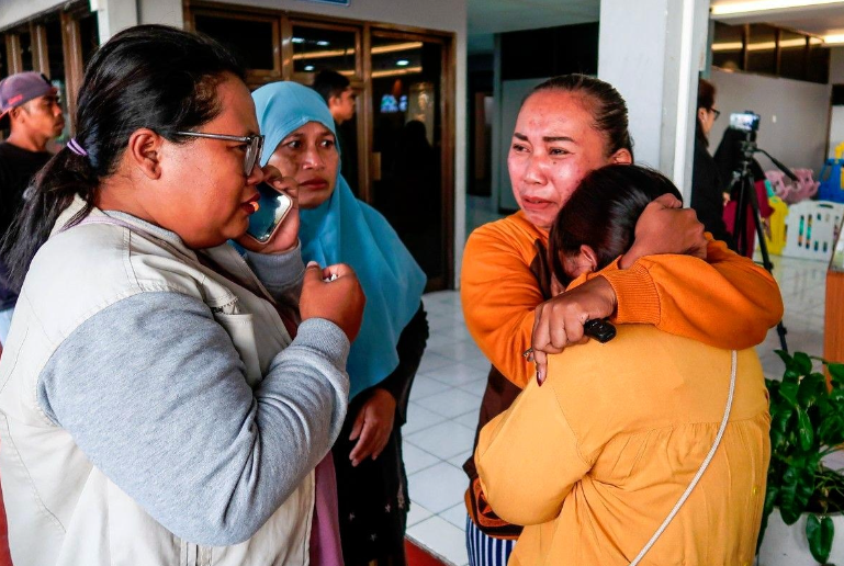Thân nhân các nạn nhân vụ chìm phà KMP Tunu Pratama Jaya bật khóc khi nghe tin dữ - Ảnh: AFP