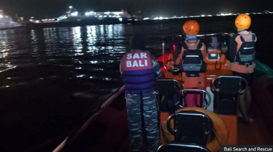Tìm kiếm người mất tích sau vụ chìm phà ở Bali đêm 2/7 - Ảnh: Bali Search and Rescue