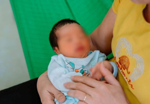 Phát hiện bé gái sơ sinh bị bỏ rơi ở xã Cổ Lễ (tỉnh Ninh Bình) - Ảnh: Báo Lao Động