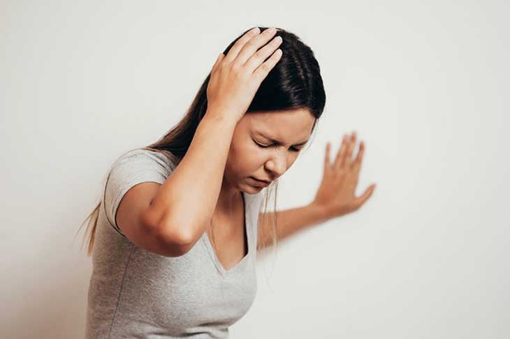 Đau đầu, chóng mặt cảnh giác với hẹp động mạch cảnh. Ảnh minh họa