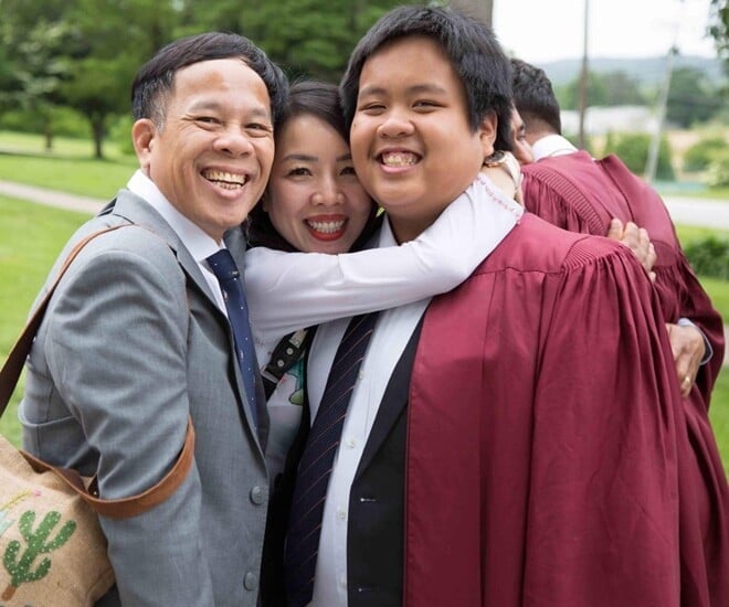 Đỗ Nhật Nam cùng bố mẹ ở Mỹ.