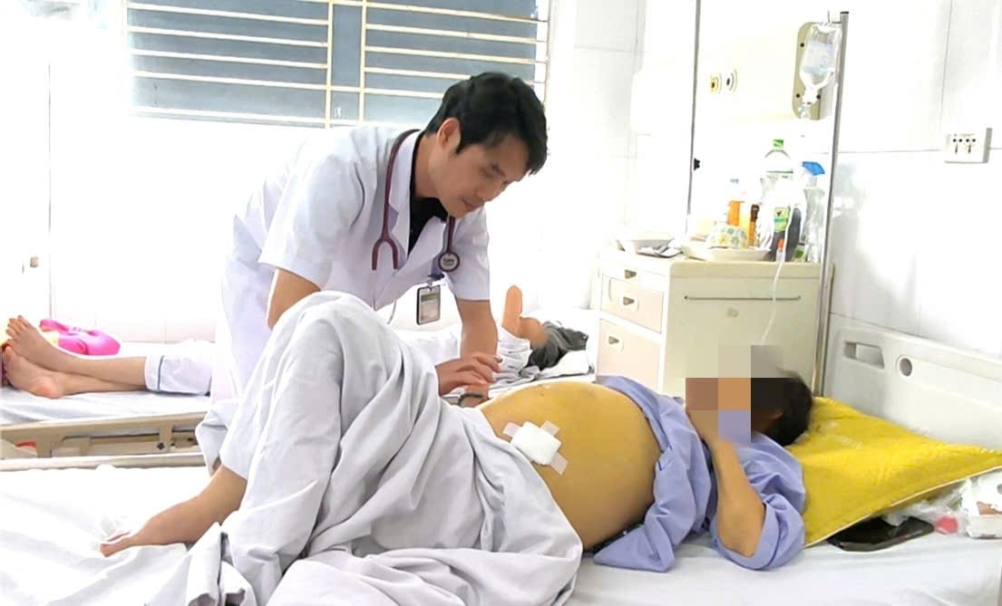 Bác sĩ thăm khám cho bệnh nhân mắc viêm gan B (Ảnh: BVCC)