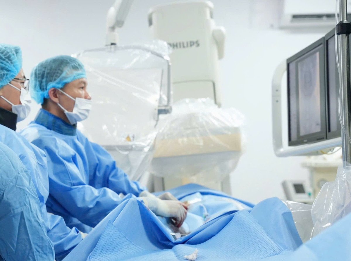 ThS.BS Giáp Hùng Mạnh cùng ê kíp đang tiến hành chụp máu não qua hệ thống DSA cho bệnh nhân - Ảnh BVCC