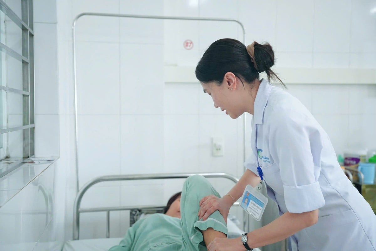 Bác sĩ Bệnh viện Bãi Cháy khám lại cho bệnh nhân trước khi xuất viện - Ảnh BVCC