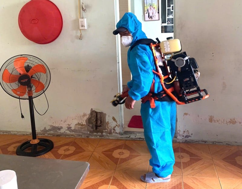Lực lượng y tế xử lý môi trường, phun tẩy uế tại các nhà bệnh nhân.