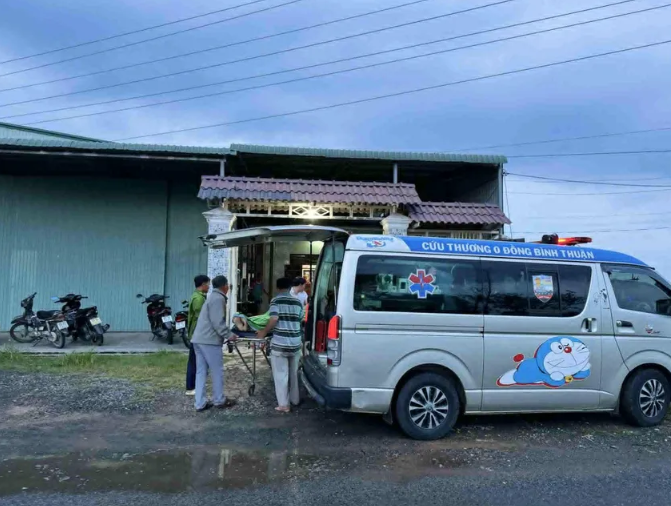 Nạn nhân bị điện giật tử vong được xe cứu thương 0 đồng Bình Thuận đưa về nhà lo hậu sự - Ảnh: Báo Pháp luật TP.HCM