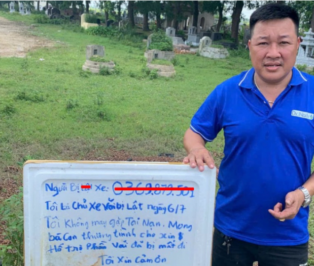 Tài xế mong người dân đã nhặt vải quay lại hỗ trợ - Ảnh: Báo Công an nhân dân