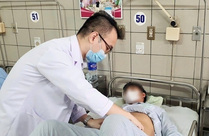 Thăm khám cho bệnh nhân - Ảnh BSCC