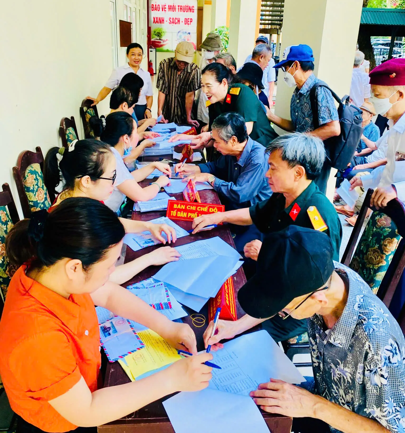  Từ 1/7/2025, người từ đủ 75 tuổi trở lên và người từ đủ 70 tuổi đến dưới 75 tuổi thuộc hộ nghèo, hộ cận nghèo được hưởng trợ cấp hưu trí xã hội mức 500.000 đồng/tháng. Ảnh minh họa.