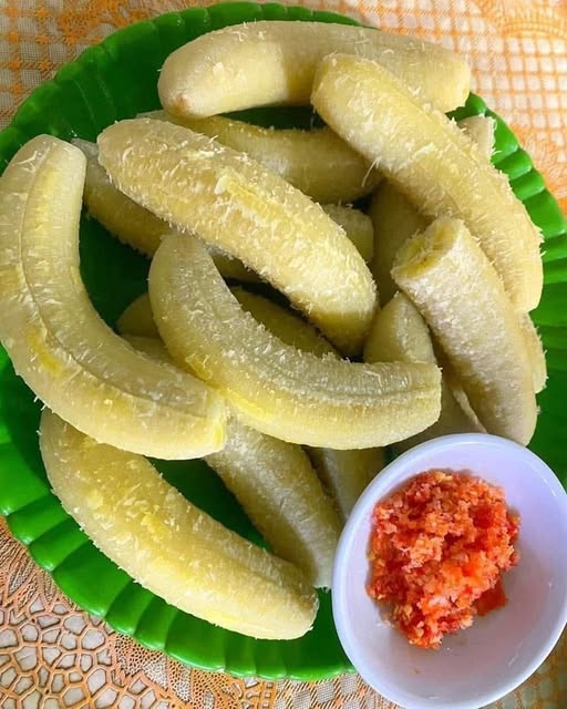 Chuối xanh luộc có nhiều tác dụng đối với sức khỏe - ảnh minh họa