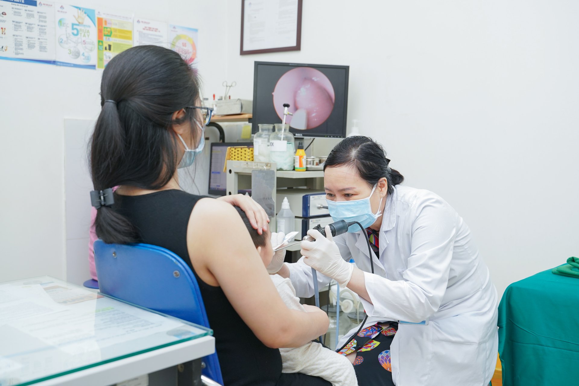 PGS. TS Nguyễn Thị Hoài An thăm khám cho trẻ