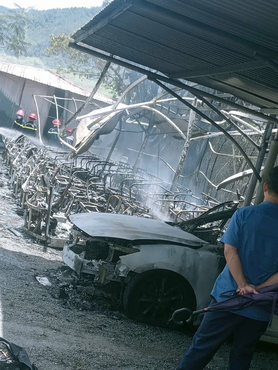 Vụ cháy thiêu rụi 9 xe điện và 1 ô tô - Ảnh: VietNamNet