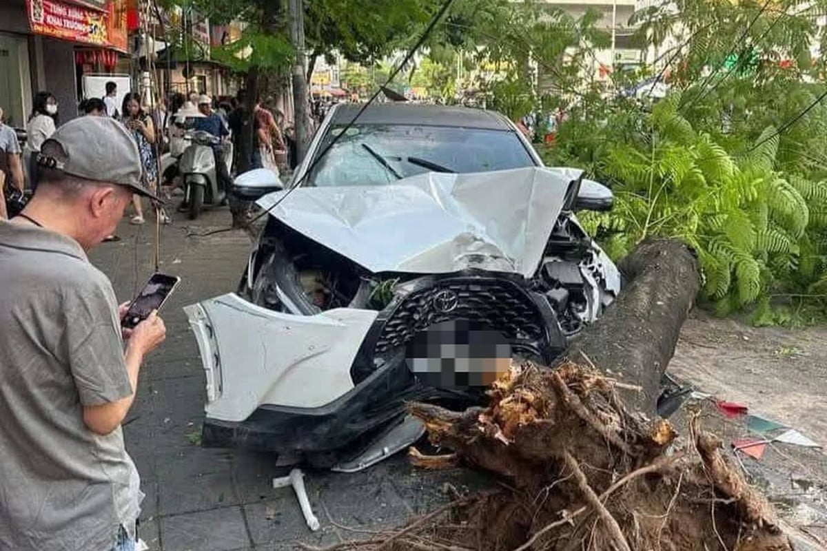 Hiện trường tài xế ô tô đâm liên hoàn 10 xe máy ở Hà Nội