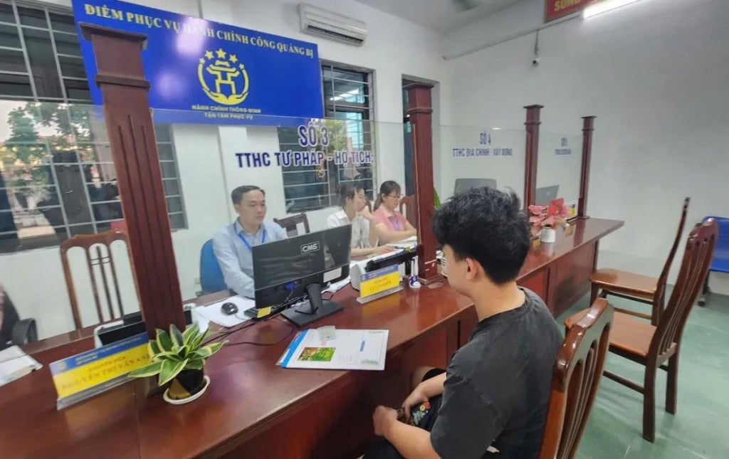 Người dân thực hiện giải quyết thủ tục hành chính về tư pháp – hộ tịch tại Điểm Phục vụ hành chính công xã Quảng Bị, Hà Nội.