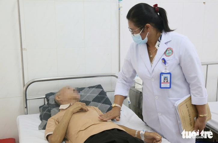 Các bệnh nhân đang được điều trị tích cực tại bệnh viện - Ảnh: Báo Tuổi Trẻ