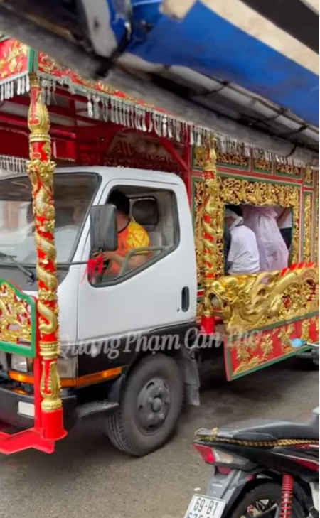  Nhiều người đã bật khóc nức nở trước sự ra đi đột ngột của người mẫu Nam Phong