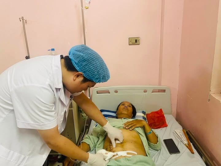 Thăm khám cho bệnh nhân sau phẫu thuật - Ảnh BVCC