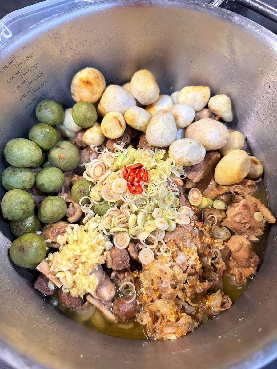 Sơ chế nguyên liệu làm món vịt om sấu.