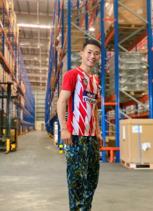  Nam đã cứu cháu bé kịp thời trên đường ray tàu hỏa - Ảnh: VietNamNet