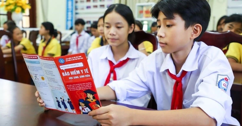 Học sinh, sinh viên được hỗ trợ đóng tiền bảo hiểm y tế. Ảnh: T.Đ